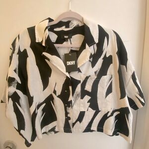 BRAND NEW! size M DKNY abstract black and white print button down collared shirt